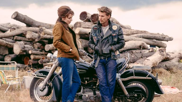 Austin Butler and Jodie Comer in The Bikeriders